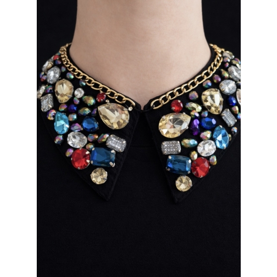 Efektowny kołnierzyk ozdobny z kolorowymi kryształkami i złotym łańcuchem – biżuteryjny detal, który przyciąga spojrzenia.